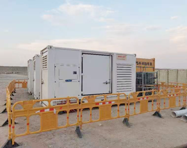 3 Einheiten 350KW EvoTec-Alternatoren mit CAMC-Motor im Parallelbetrieb montiert, erfolgreich auf 5808m Höhenplateau-Projekt angewendet